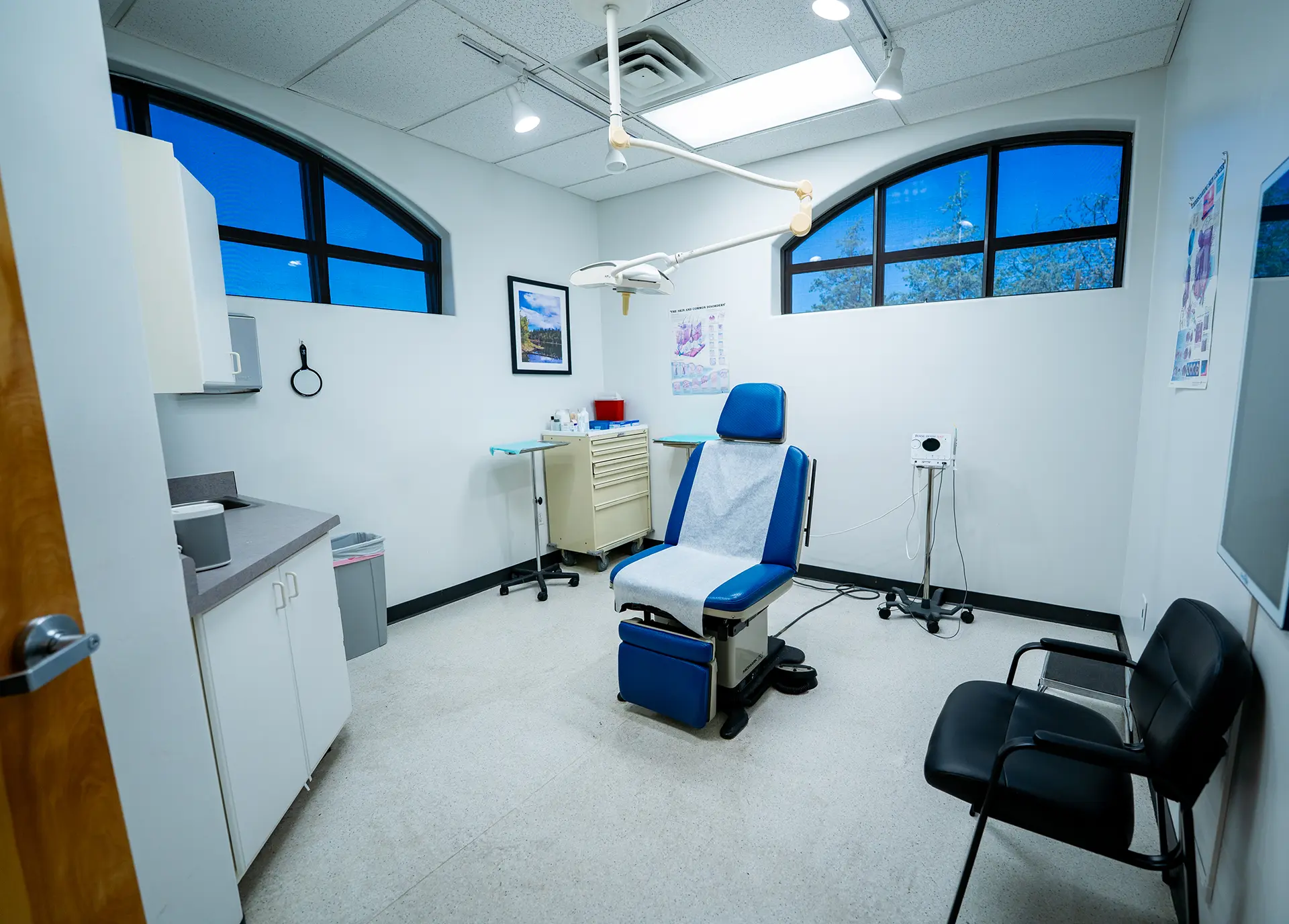 healthcaHealthcare Treatment Room Prescott AZare-treatment-room-prescott-az Healthcare treatment room by a custom home builder in Prescott AZ with medical chair and built-in cabinetry